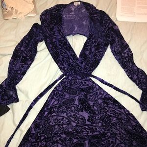 Super cute dress with cut out at the waist!